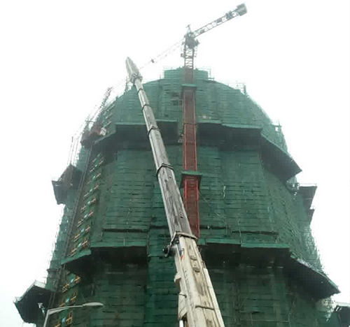 高昌吊车在工地上作业